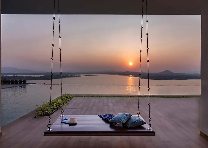 Stayvista: Lakeside Retreat with Infinity Pool Igatpuri