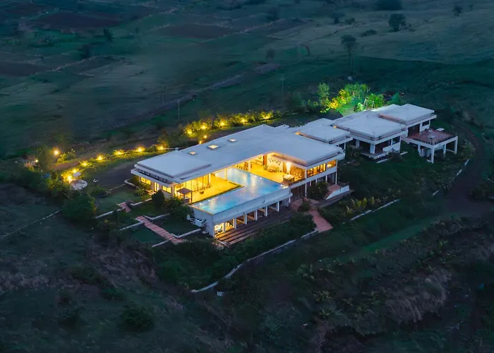 Stayvista: Lakeside Retreat with Infinity Pool Igatpuri